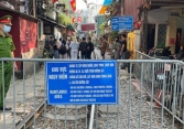 Lập chốt cứng ngăn du khách vào 'phố cà phê đường tàu' ở Hà Nội