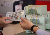 Giá USD ngân hàng chính thức lên 24.000 đồng