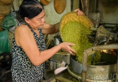 Cận cảnh quy trình sản xuất cốm tại làng cốm Mễ Trì