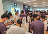 Khách hàng xếp hàng từ 12 giờ để mua iPhone 14 