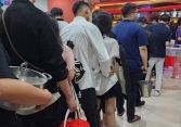 Chương trình  'ăn bắp rang bằng xô' của Lotte bị phản ứng vì lãng phí thực phẩm
