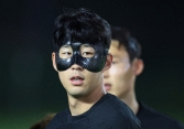 Mặt nạ của Son Heung Min gây sốt với cổ động viên Hàn Quốc
