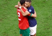 Kylian Mbappe ôm Hakimi động viên sau thất bại