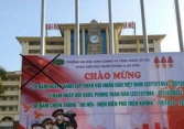 Đình chỉ 2 cán bộ trường đại học vụ in pano có cờ Trung Quốc