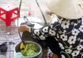 Xử phạt người bán rong 'đổ nước ăn thừa của khách vào nồi để bán tiếp’