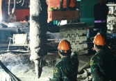 Bé trai rơi xuống ống cọc bê-tông đã tử vong 
