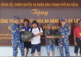 Vùng 4 Hải quân kịp thời hỗ trợ lương thực, nước ngọt cho ngư dân