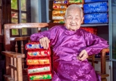 Người may gối dựa cho vua Bảo Đại qua đời
