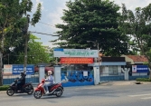 Giám thị yêu cầu học sinh cởi đồ để kiểm tra vì nghi mang thuốc lá vào trường
