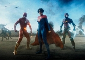 FLASH: Hai Batman đụng độ, xuất hiện nữ siêu anh hùng mới
