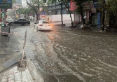 Nhiều tuyến phố ở Hà Nội ngập sâu trong nước sau trận mưa lớn