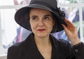 'Dòng máu cao quý' của Amélie Nothomb: dịu dàng, hài hước và cảm động