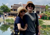Diễn viên phim “Phong hậu” cùng chồng dạo ngắm phố cổ Hội An