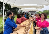 Hà Nội tặng quà cho người dân và du khách vào Lăng viếng Bác nhân 19/5