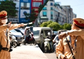 Các chiến sỹ CSGT làm nhiệm vụ giữa trời nắng nóng 40 độ trên đường phố thủ đô