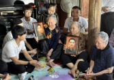 Nhóm bạn trẻ tình nguyện phục dựng ảnh liệt sĩ