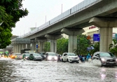 Sau mưa lớn Hà Nội ngập như sông, người dân bì bõm lội nước về nhà 