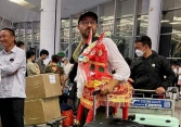 Sự thật sau bức ảnh ông Tây mua ngựa vàng mã Hà Nội về làm quà 
