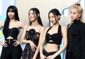 Ai là nghệ sĩ Việt đầu tiên đứng chung khung hình với BLACKPINK?
