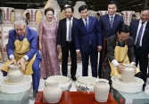 Chủ tịch nước và Tổng thống Kazakhstan trải nghiệm làm Gốm Chu Đậu