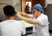 Chàng trai thủng màng nhĩ, phải nhập viện sau nụ hôn với bạn gái