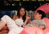 Khoảnh khắc 'tán tỉnh' nhau tình bể bình của Rocker Nguyễn và Thảo Nhi Lê