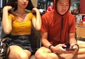 Bạn trai liên tục thả tim ảnh 'nhạy cảm' của phụ nữ, cô gái 'cầu cứu' cư dân mạng