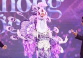 Bạch Khổng Tước Hoàng Mỹ An: Kiện tướng dance sport, con nuôi của nữ ca sĩ nghi là 1 mascot khác?
