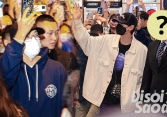Bộ đôi Super Junior hạ cánh Việt Nam giữa đêm, được đích thân nhân vật đặc biệt hộ tống