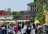 Hà Nội ngày 2/9: Hàng nghìn du khách xếp hàng thăm Lăng Bác, đông nghịt nàng thơ 'săn” nắng thu trên đường Phan Đình Phùng
