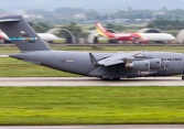 Cận cảnh hai vận tải cơ hạng nặng C-17 'nhả đầy hàng' ở sân bay Nội Bài sáng nay