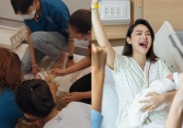 Quý tử nhà Minh Hằng chưa đầy 1 tháng tuổi đã được mẹ cho làm điều đặc biệt