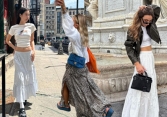 Gọi 'long skirt' là chiếc váy được săn đón nhất mùa thu năm nay, cứ nhìn hội sành điệu từ châu Á đến trời Tây diện là biết độ hot