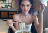 'Ma nữ Thái Lan' Mai Davika đội nón lá, ngồi ăn phở Việt khiến người hâm mộ mê mệt