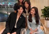 'Mỹ nam đẹp nhất Hàn Quốc' công khai ảnh tình cảm bên Song Hye Kyo, ai cũng muốn 'chèo thuyền'