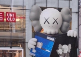 Những lần bén duyên với thời trang tạo nên “cú hích' bùng nổ của Kaws