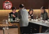“Hot” như vợ chồng Son Ye Jin - Hyun Bin, chỉ hẹn hò “sương sương” đi ăn thịt nướng cũng leo Top tìm kiếm