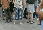 Mê chơi bài bỏ quên con chết trong ô tô, bà mẹ trẻ lăn lộn khóc không thành tiếng, cảnh tượng khiến ai cũng xót xa