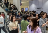 Hà Nội: Người dân ùn ùn đến tổ hợp thương mại lớn nhất Việt Nam tham quan, mua sắm ngày khai trương