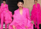 Khánh Linh 'Ciao!' Milan Fashion Week với sắc hồng fuchsia 'nổi bần bật'