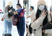 Lisa (BLACKPINK) cùng mẹ ruột ra sân bay sau tin rời YG, tới câu lạc bộ thoát y trình diễn bất chấp “cơn mưa gạch đá”