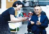 Công nương Nhật Bản học cách dùng ngôn ngữ ký hiệu giao tiếp với người khuyết tật Việt Nam