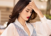 Sau 2 tháng ở ẩn, Hoa hậu Ý Nhi có động thái đầu tiên trong ngày giỗ Tổ sân khấu 