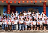 “ Vầng trăng yêu thương” Trao tặng hơn 300 phần quà cho các em học sinh có hoàn cảnh khó khăn tại Trường Tiểu học Vật Lại