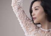 Vắng bóng đã lâu, siêu mẫu Vũ Cẩm Nhung bất ngờ tái xuất quyến rũ với áo dài 