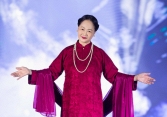 NSND Như Quỳnh diện áo dài, làm người mẫu ở tuổi 69 