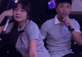 Phan Văn Đức cùng vợ đi hát, netizen soi ra một cử chỉ vô cùng tình tứ