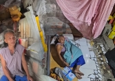 Dị nhân thích ngủ dưới hố sâu 1,5 mét suốt 10 năm, ai khuyên cũng không chịu lấp