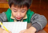 Cậu bé cấp 1 viết văn, ấm ức kể về 'một sai lầm của bố', nhưng ai đọc xong cũng phì cười nhận xét: Bị đòn không oan!