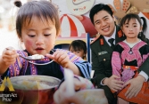 Chuyện chàng Trung úy vùng cao cùng đồng đội hỗ trợ nuôi cơm trưa cho hàng nghìn em nhỏ